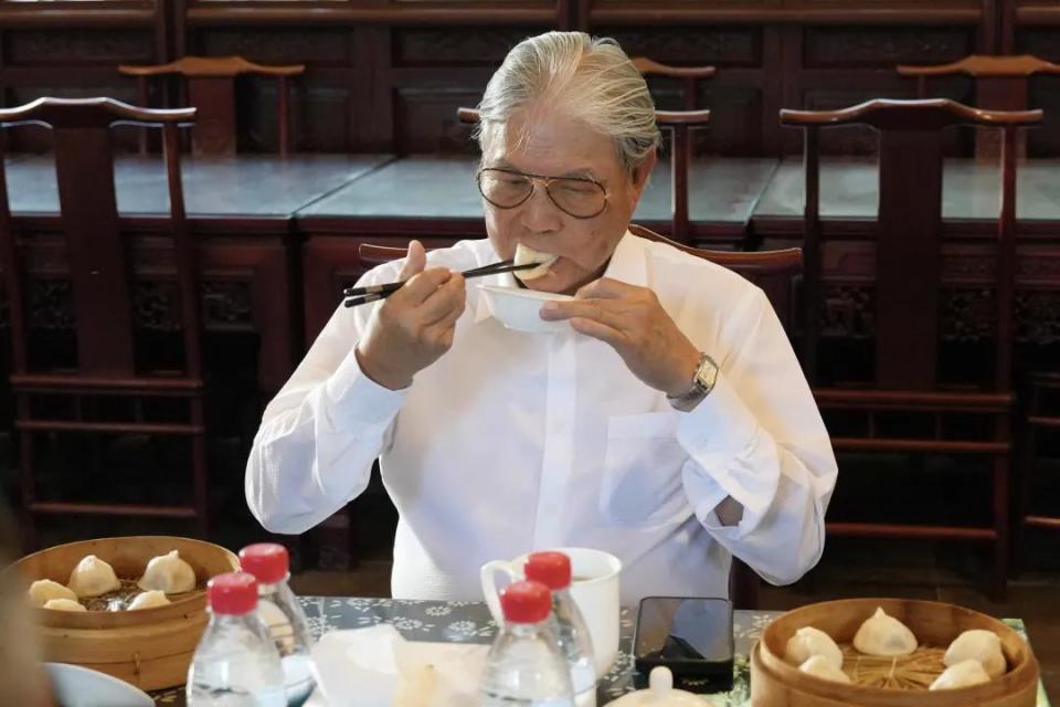 表演了蒙目, 翔古镇 表演了蒙目, 翔古镇