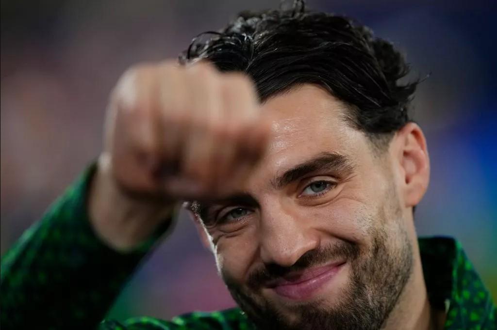 他代表克罗, 由于罗德里